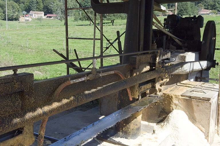 Scie horizontale monolame. Détail de lame, de la transmission (bielle et manivelle) et du moteur (hameau de la Louvière). © Région Bourgogne-Franche-Comté, Inventaire du patrimoine