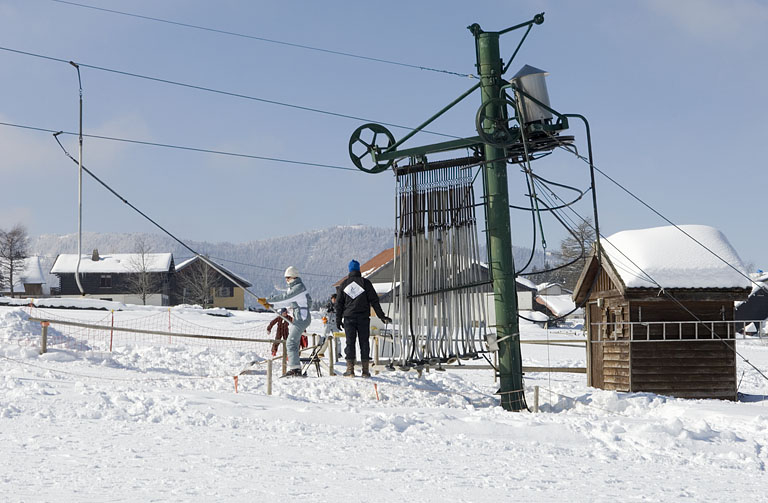 Petit téleski d'Entre-les-Fourgs en direction des falaises du Mont d'Or. © Région Bourgogne-Franche-Comté, Inventaire du patrimoine