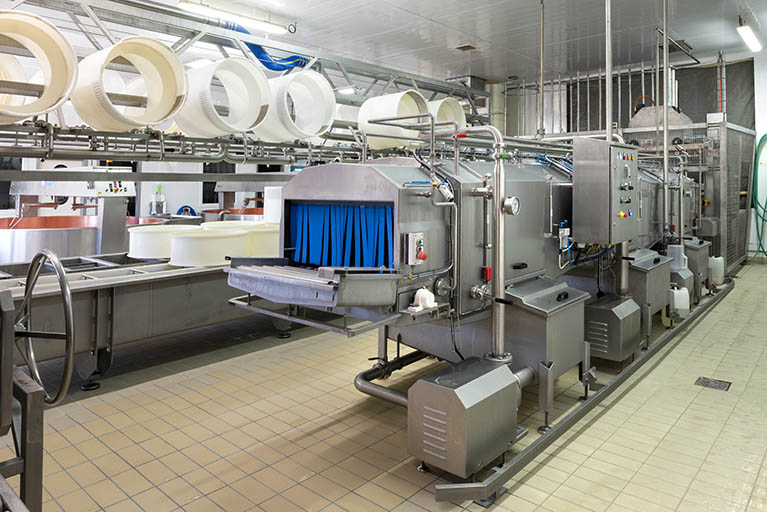 Atelier de fabrication : tunnel de lavage des moules. © Région Bourgogne-Franche-Comté, Inventaire du patrimoine