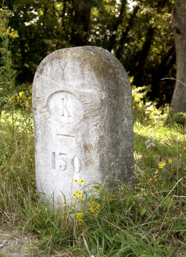 Borne vue de trois-quarts droit. © Région Bourgogne-Franche-Comté, Inventaire du patrimoine