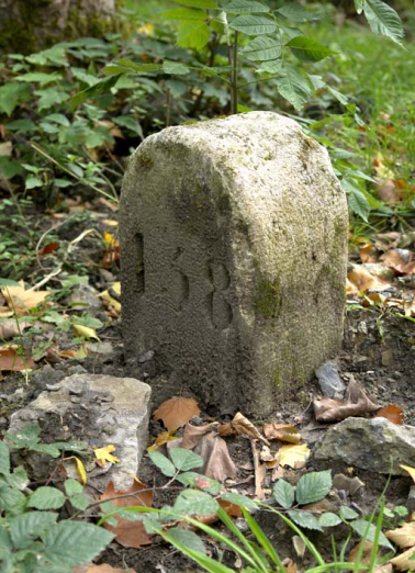 Borne vue de trois-quarts. © Région Bourgogne-Franche-Comté, Inventaire du patrimoine