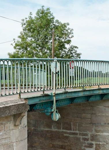 Détail du garde-corps avec la poulie. © Région Bourgogne-Franche-Comté, Inventaire du patrimoine