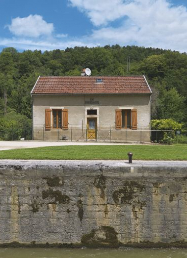 Maison éclusière de face. © Région Bourgogne-Franche-Comté, Inventaire du patrimoine