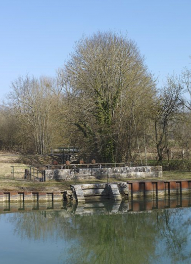 Aqueduc et déversoir pris de la rive gauche. © Région Bourgogne-Franche-Comté, Inventaire du patrimoine