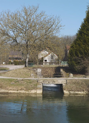 Entrée de la rigole d'alimentation dans le canal. © Région Bourgogne-Franche-Comté, Inventaire du patrimoine