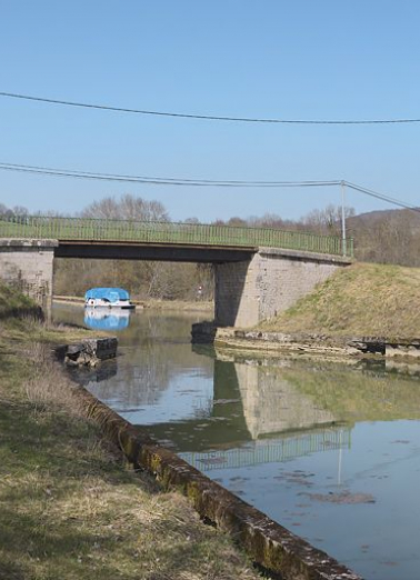 Vue d'ensemble du pont. Le port de Beurizot à l'arrière-plan. © Région Bourgogne-Franche-Comté, Inventaire du patrimoine