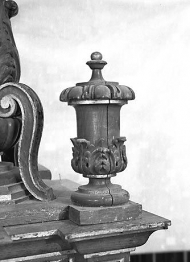 Détail du motif d'amortissement du maître-autel. © Région Bourgogne-Franche-Comté, Inventaire du patrimoine