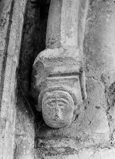 Porche : culot gauche du portail d'entrée de la nef. © Région Bourgogne-Franche-Comté, Inventaire du patrimoine