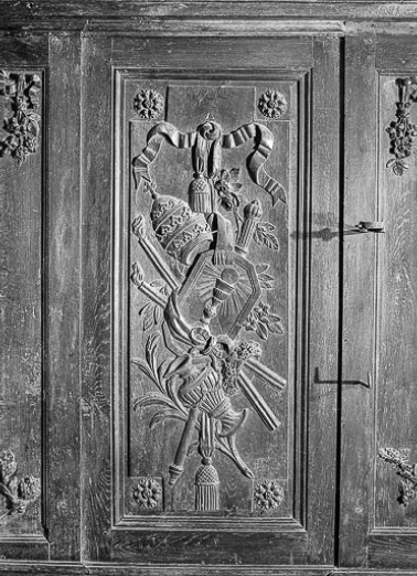 Lambris du choeur : côté droit, 2e travée, 3e panneau, chute d'instruments liturgiques. © Région Bourgogne-Franche-Comté, Inventaire du patrimoine