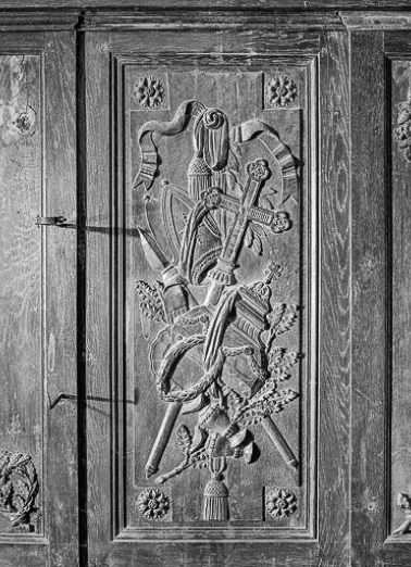 Lambris du choeur : côté gauche, 2e travée, 3e panneau, chute d'instruments liturgiques. © Région Bourgogne-Franche-Comté, Inventaire du patrimoine