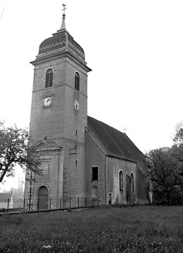 Vue d'ensemble : clocher-porche et façade latérale droite. © Région Bourgogne-Franche-Comté, Inventaire du patrimoine