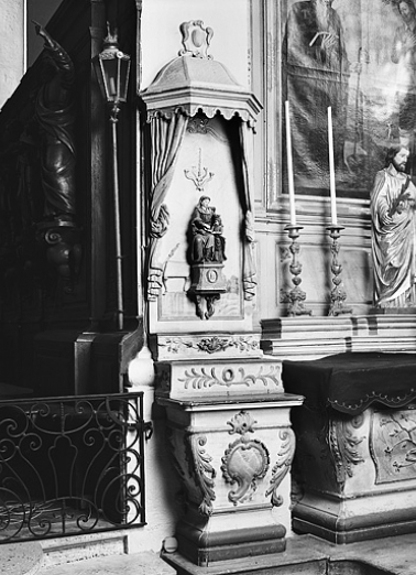 Vue d'ensemble de l'exposition situé à gauche de l'autel retable secondaire sud. © Région Bourgogne-Franche-Comté, Inventaire du patrimoine