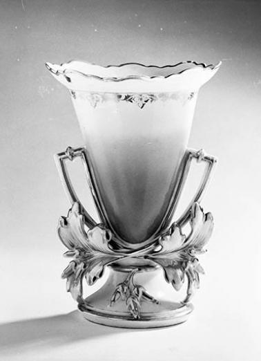 Vue d'ensemble d'un des deux vases. © Région Bourgogne-Franche-Comté, Inventaire du patrimoine