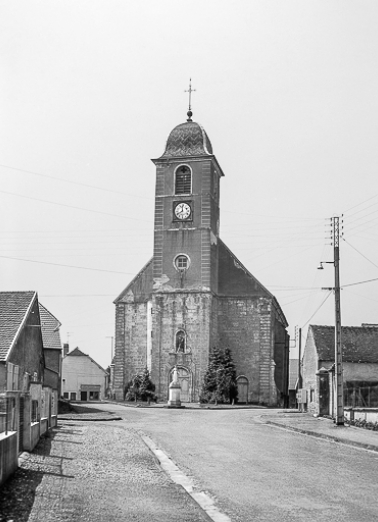 Façade antérieure avec tour-clocher. © Région Bourgogne-Franche-Comté, Inventaire du patrimoine