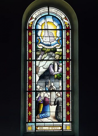 Baie 1 créée par Beyer et Fils aîné en 1897 : Immaculée Conception. Registre supérieur : apparition de la Vierge à Lourdes, bordure de fleurs de lys, registre inférieur : prédication et prières. © Région Bourgogne-Franche-Comté, Inventaire du patrimoine