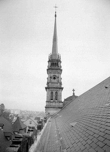 Vue d'ensemble des derniers niveaux de la tour nord et de sa flèche. © Région Bourgogne-Franche-Comté, Inventaire du patrimoine