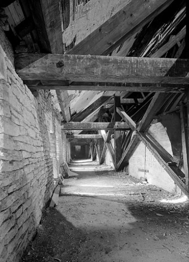 Charpente au-dessus de la tribune droite. © Région Bourgogne-Franche-Comté, Inventaire du patrimoine