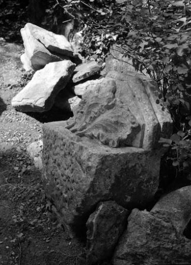 Chapiteau déposé du cloître représentant des feuilles de choux. © Région Bourgogne-Franche-Comté, Inventaire du patrimoine
