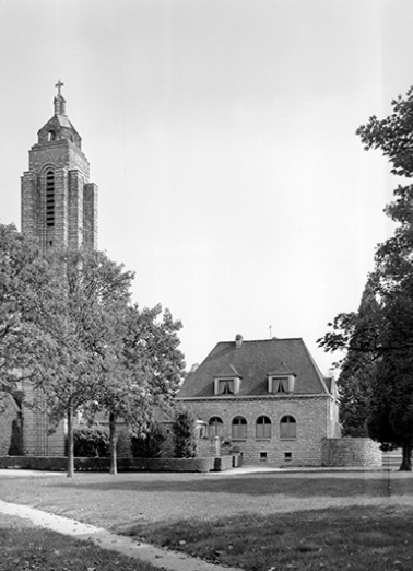 Façade ouest du presbytère et clocher. © Région Bourgogne-Franche-Comté, Inventaire du patrimoine