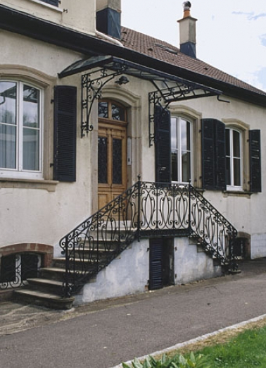 Le perron du logement de contremaître. © Région Bourgogne-Franche-Comté, Inventaire du patrimoine