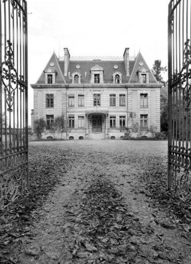 Façade antérieure depuis la grille. © Région Bourgogne-Franche-Comté, Inventaire du patrimoine