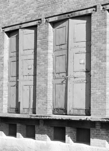 Transformateur : détail des portes métalliques. © Région Bourgogne-Franche-Comté, Inventaire du patrimoine