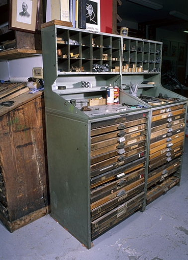 Deux rangs à pupitre et lingotiers. Ici composé d'une tôle formant un plan de travail incliné, le pupitre a été ôté. © Région Bourgogne-Franche-Comté, Inventaire du patrimoine