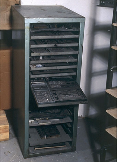 Meuble à galées à une travée. Les galées portent des lignes de texte et d'autres compositions. © Région Bourgogne-Franche-Comté, Inventaire du patrimoine