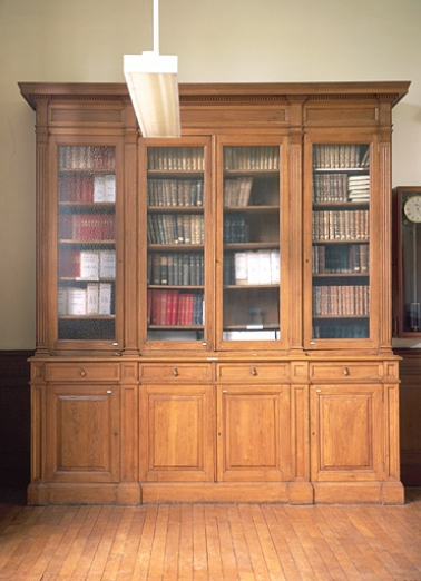 Vue d'ensemble d'une armoire-bibliothèque de la bibliothèque. © Région Bourgogne-Franche-Comté, Inventaire du patrimoine