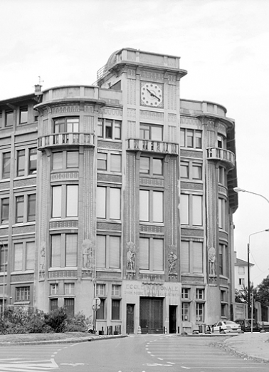Vue d'ensemble du corps d'entrée et de l'horloge. © Région Bourgogne-Franche-Comté, Inventaire du patrimoine