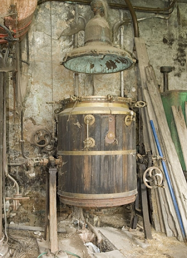 Atelier de distillation. Alambic Deroy Fils Aîné (mur nord). © Région Bourgogne-Franche-Comté, Inventaire du patrimoine