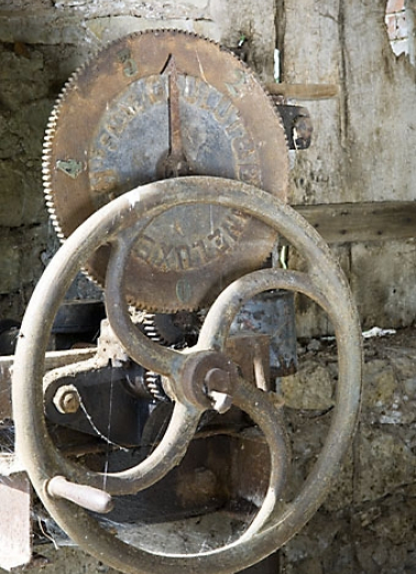 Atelier de scierie. Volant du mécanisme d'admission d'eau de la turbine. © Région Bourgogne-Franche-Comté, Inventaire du patrimoine