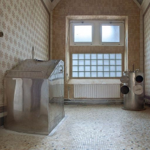 Salle pour bain de vapeur, à gauche de l'escalier du comble. © Région Bourgogne-Franche-Comté, Inventaire du patrimoine