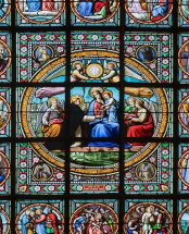 Vitrail, détail : Donation du rosaire à saint Dominique. © Région Bourgogne-Franche-Comté, Inventaire du patrimoine
