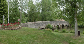 Vue du pont ancien sur l'Ouche prolongeant le pont sur l'écluse 36 du versant Saône. © Région Bourgogne-Franche-Comté, Inventaire du patrimoine