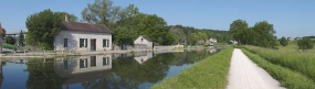 Panorama sur le site de Pont-d'Ouche : le viaduc autoroutier ; la maison du conducteur, le pont-canal. © Région Bourgogne-Franche-Comté, Inventaire du patrimoine