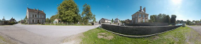 Panoramique avec de gauche à droite : la maison éclusière, le site d'écluse, le pont sur écluse et la maison des ingénieurs. © Région Bourgogne-Franche-Comté, Inventaire du patrimoine