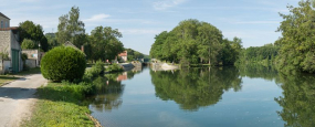 En aval du site d'écluse, le canal emprunte l'Yonne sous forme de râcle. © Région Bourgogne-Franche-Comté, Inventaire du patrimoine