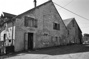 Maison cadastrée 1957 A1 73-74, située le long du chemin de grande communication n° 96 de Plasne à Mirebel : façade antérieure. © Région Bourgogne-Franche-Comté, Inventaire du patrimoine