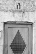 Ferme cadastrée 1945 D 128-129 : inscriptions et dates sur linteau de porte, niche. © Région Bourgogne-Franche-Comté, Inventaire du patrimoine