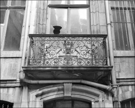 Logis en fond de cour : détail du balcon en ferronnerie. © Région Bourgogne-Franche-Comté, Inventaire du Patrimoine
