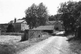 Vue d'ensemble depuis le chemin d'accès en 1981. © Région Bourgogne-Franche-Comté, Inventaire du patrimoine