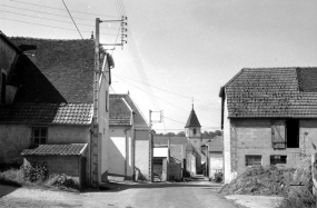 Une rue du village : le chemin vicinal n°1. © Région Bourgogne-Franche-Comté, Inventaire du patrimoine