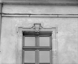 Façade sur rue. Détail de la fenêtre gauche au deuxième étage. © Région Bourgogne-Franche-Comté, Inventaire du patrimoine