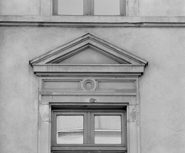 Façade sur rue. Détail de la fenêtre de gauche au premier étage. © Région Bourgogne-Franche-Comté, Inventaire du patrimoine