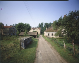 Vue d'ensemble depuis le chemin d'accés en 1989. © Région Bourgogne-Franche-Comté, Inventaire du patrimoine