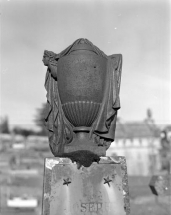 Détail de l'urne voilée. © Région Bourgogne-Franche-Comté, Inventaire du patrimoine