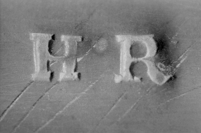 Les initiales sur le marli. © Région Bourgogne-Franche-Comté, Inventaire du patrimoine