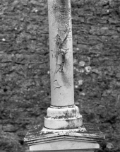 Détail de la base de la colonne brisée. © Région Bourgogne-Franche-Comté, Inventaire du patrimoine