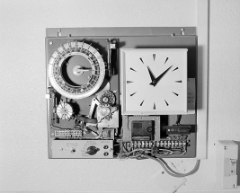 Horloge mère : modules sonnerie et garde-temps. © Région Bourgogne-Franche-Comté, Inventaire du patrimoine